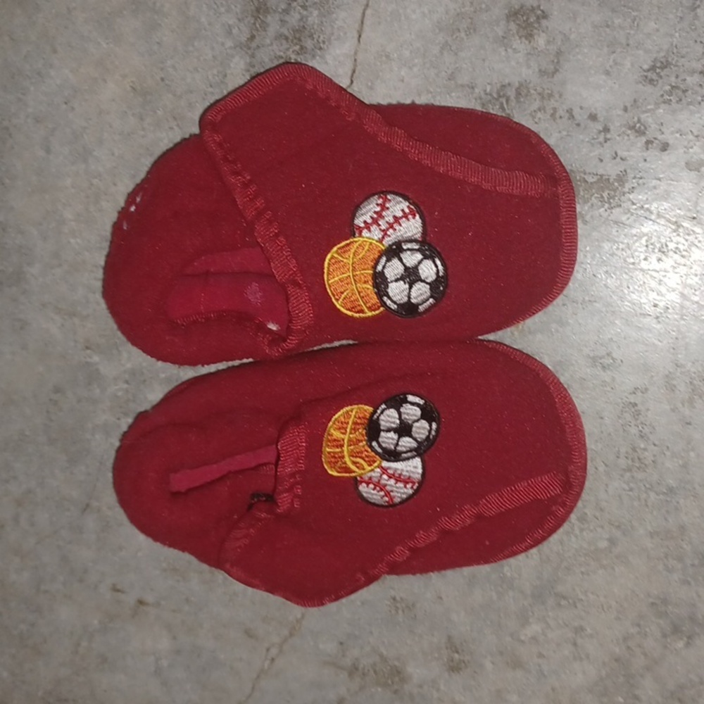 Kid Connection red slippers size S 5 6